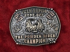 TEAM ROPING☆2018☆POWDER RIVER PROFESSIONAL RODEO CHAMPION TROPHY BUCKLE☆Rare☆572 picture