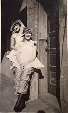 1910’s Antique PHOTO Two Pretty Edwardian Ladies Pose Wearing Hats Fashionistas picture
