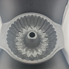 Wilton Sunflower Bundt Cake Pan 9.75