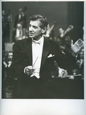 LEONARD BERNSTEIN 7x9 b/w Press Photograph picture