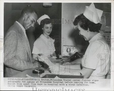 1954 Press Photo Milwaukee Braves Bill Bruton signs autographs for nurses, WI picture