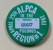PENNSYLVANIA POCONOS 1981 ALPCA LICENSE PLATE MEET COMMEMORATIVE BUTTON VINTAGE picture