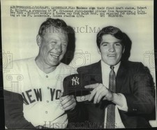 1968 Press Photo Pitcher Robert Elliott Signs With NY Yankees With Ralph Houk picture