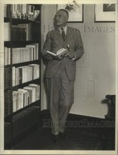 1930 Press Photo Famous english literary figure Cosmo Hamilton poses with a book picture