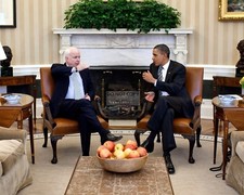PRESIDENT BARACK OBAMA MEETS w/ SENATOR JOHN McCAIN IN 2011  8X10 PHOTO (EE-099) picture