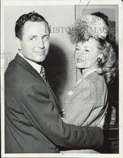1946 Press Photo Actors Billy Blakewell and fiancee Jennifer Holt in Hollywood picture