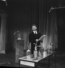 Yves Robert pays tribute to Alphonse Allais during the tv program - Old Photo 1 picture