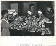 1987 Press Photo Mary Guzman and other tellers, First Financial, Stevens Point. picture