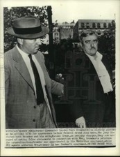 1930 Press Photo Earl Browder escorted to Federal Grand Jury for perjury charge picture
