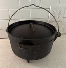 EXCELLENT Vintage footed Cast Iron Dutch Oven Unmarked Wagner? Bail Handle & Lid picture