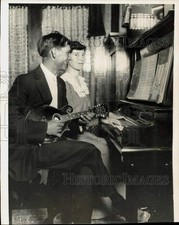 1915 Press Photo Courtship of young lovers at home in Oregon - lra73704 picture