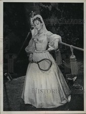 1952 Press Photo Actress Glynis Johns wearing a Elizabethan style tennis outfit picture