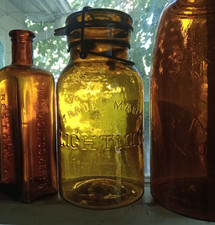 PRETTY GOLDEN AMBER LIGHTNING PUTNAM QUART FRUIT JAR WITH LID SHINY NICE picture