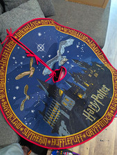 Hallmark Harry Potter Hogwarts Christmas Tree Skirt QFM3351. Rare picture