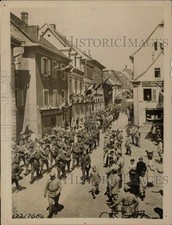 1918 Press Photo American Soldiers Celebrate Memorial Day in France - kfz07369 picture