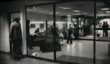 1991 Press Photo Law Enforcement investigation of Bank Robbery - mja46005 picture