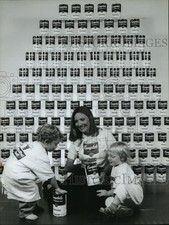 1994 Press Photo Donna Baumgartner with children at the Milwaukee Art Museum picture