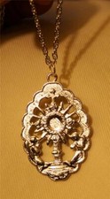 Lovely Openwork Scallop Rim Eucharistic Monstrance Sacred Heart Pendant Necklace picture