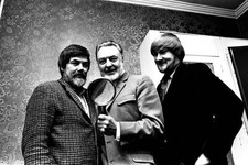 Actor Donald Sinden was presented with an enormous magnifiying gla- Old Photo picture