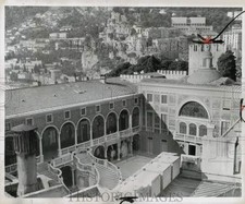 1956 Press Photo General view of the palace courtyard in Monaco - lra80699 picture