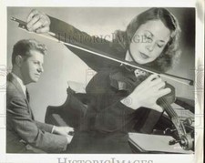 1949 Press Photo Carroll Glenn plays the violin as husband Eugene plays piano picture
