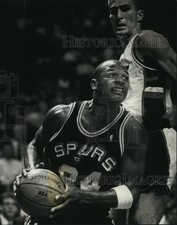 1990 Press Photo Spurs Terry Cummings powering around an opponent. - mjt04818 picture