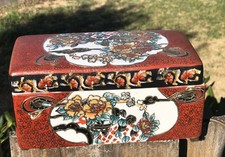 Chinese Handmade Porcelain Box Hand-Painted With Gold Floral Design picture