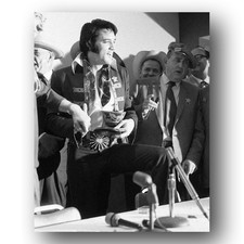Elvis Presley, Colonel Tom Parker Photo 8x10 1970 Rolex Watch Press Conference picture
