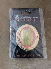 Disney DEC Fairytale Cameos Pin LE300 - Snow White picture