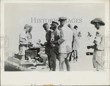 1942 Press Photo American Field Service men take break for lunch, Africa, WWII picture