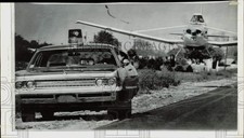 1971 Press Photo Police chief Chuck Patterson looks up at airplane in Magnolia picture