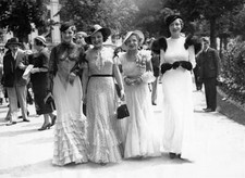 Four elegant women wearing dresses by couturier Drags Day Auteuil - 1933 Photo picture
