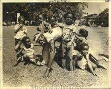 1979 Press Photo Roussell Johnson playing with children at Palmer Park picture