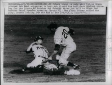 1959 Press Photo Johnny Logan of Milwaukee, Daryl Spencer of Giants, Ump. Secory picture