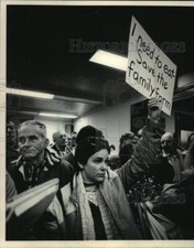 1985 Press Photo Donna Kirschenmann from Madison Wisconsin supports farmers picture