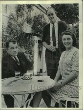 1967 Press Photo Patricia Neal, & Husband Roald Dahl Welcomes Lee Bailey picture