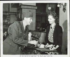 1942 Press Photo Private Henry Hoehn inspects wrist watch at Fort Worth store picture