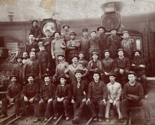 SALIDA CO RR ROUNDHOUSE 1901 D&RGW RAILROAD WORKER GROUP PHOTO ARTHUR VAUGHN +++ picture