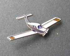 PIPER ARROW PA-28 AIRCRAFT LAPEL PIN BADGE 1.25 x 1/2 INCHES picture