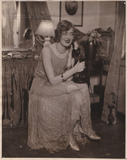1923 Press Photo Actress Peggy Hopkins Joyce Models Bobbed Hair at Broadway picture