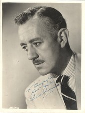 BRITISH STAGE & OSCAR WINNER FILM ACTOR ALEC GUINNESS, SIGNED VINTAGE PHOTO. picture