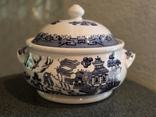 Churchill Willow Blue England Round Covered Vegetable Bowl EUC picture