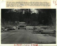 1986 Press Photo Vespasian St. reduced to one lane because of dumping of trash picture