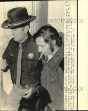 1976 Press Photo Erwin Charles Simants leaves court after being sentenced picture