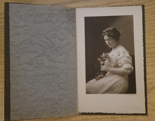 1900 ANTIQUE PHOTOGRAPH ELEGANT LADY HOLDING ROSES OAKLAND & BERKELEY CALIFORNIA picture