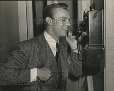 1940 Press Photo Actor Dennis O'Keefe on the phone - nox41308 picture