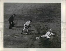 1942 Press Photo NY Giants George McQuinn in action vs Browns - nea06013 picture