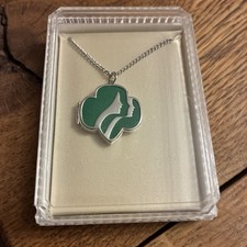 VINTAGE GIRL SCOUTS SILVER-TONE GREEN TREFOIL LOCKET 16” NECKLACE NOS ORIG BOX picture