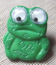 VINTAGE ADORABLE GREEN PLASTIC FROG WITH GOOGLY EYES BUTTON   7/8th inch picture