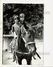 1986 Press Photo Kristin Skoor & Susan Ourada ride double at Seven Devils Stable picture